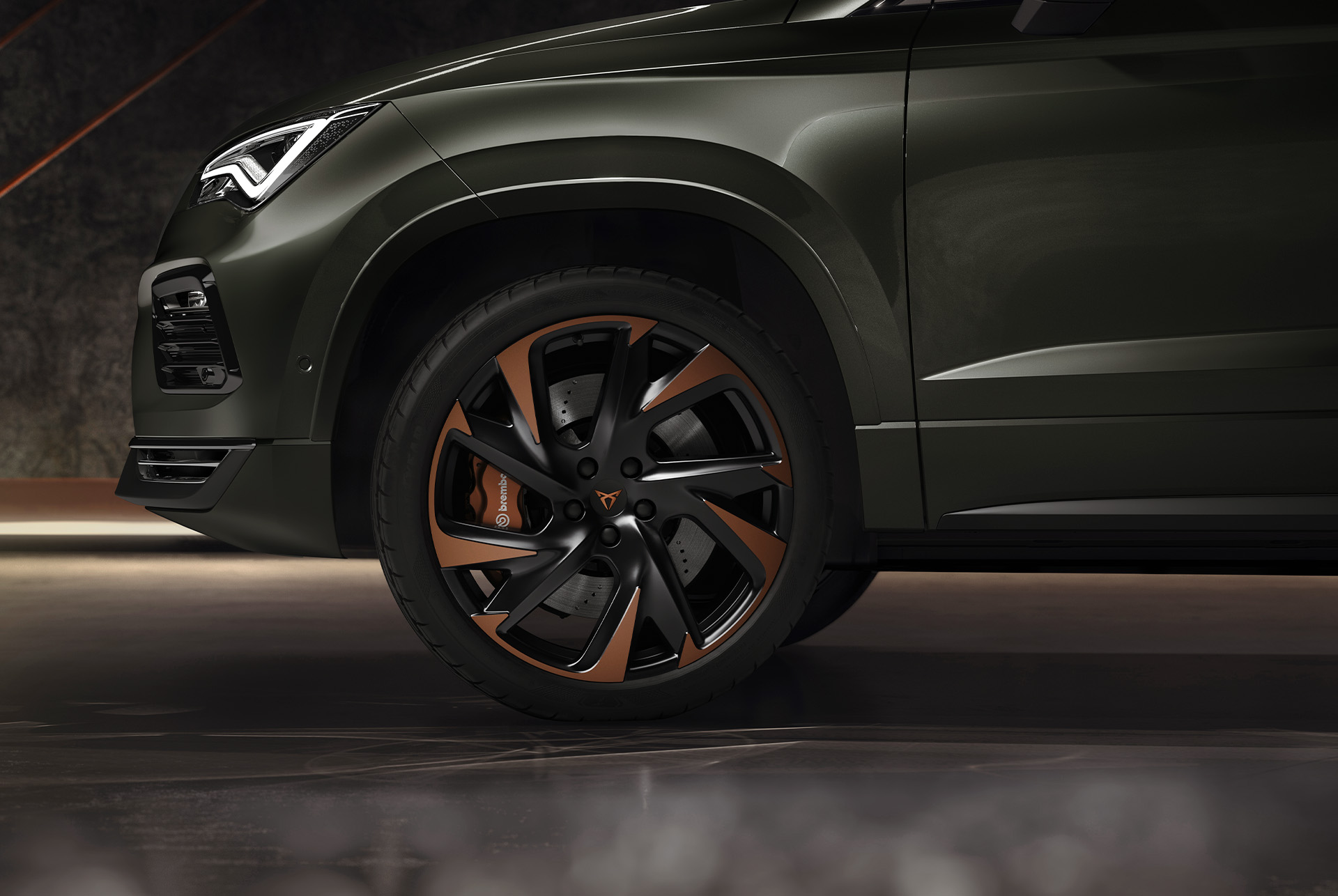 Detailed view of the 20-inch Supreme wheels in copper on the CUPRA Ateca, showcasing its bold and sophisticated design.