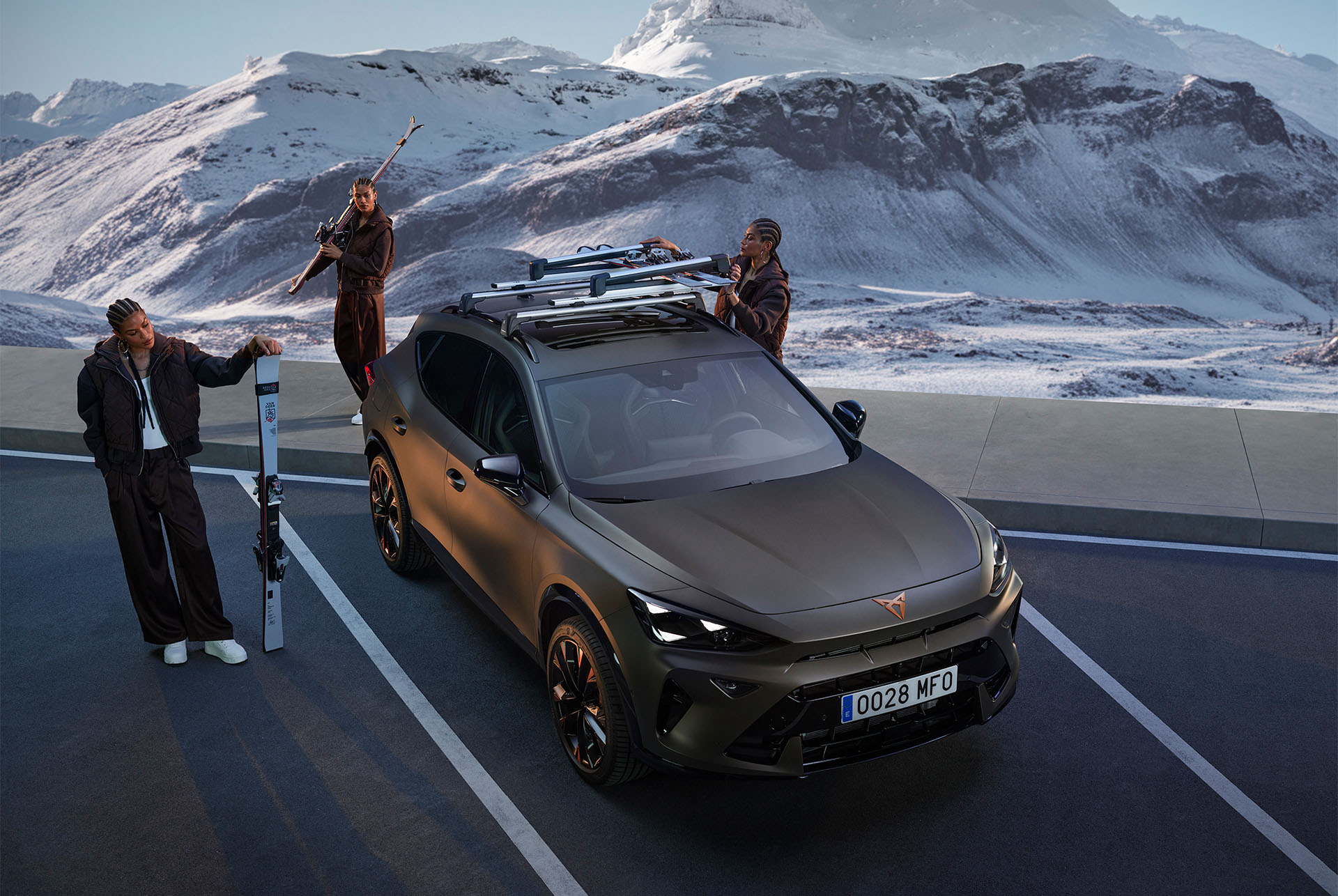 CUPRA Formentor with Ski Rack Xtender. A CUPRA Formentor equipped with the Ski Rack Xtender, holding up to 5 pairs of skis, with people preparing for a ski trip against a snowy mountain backdrop.