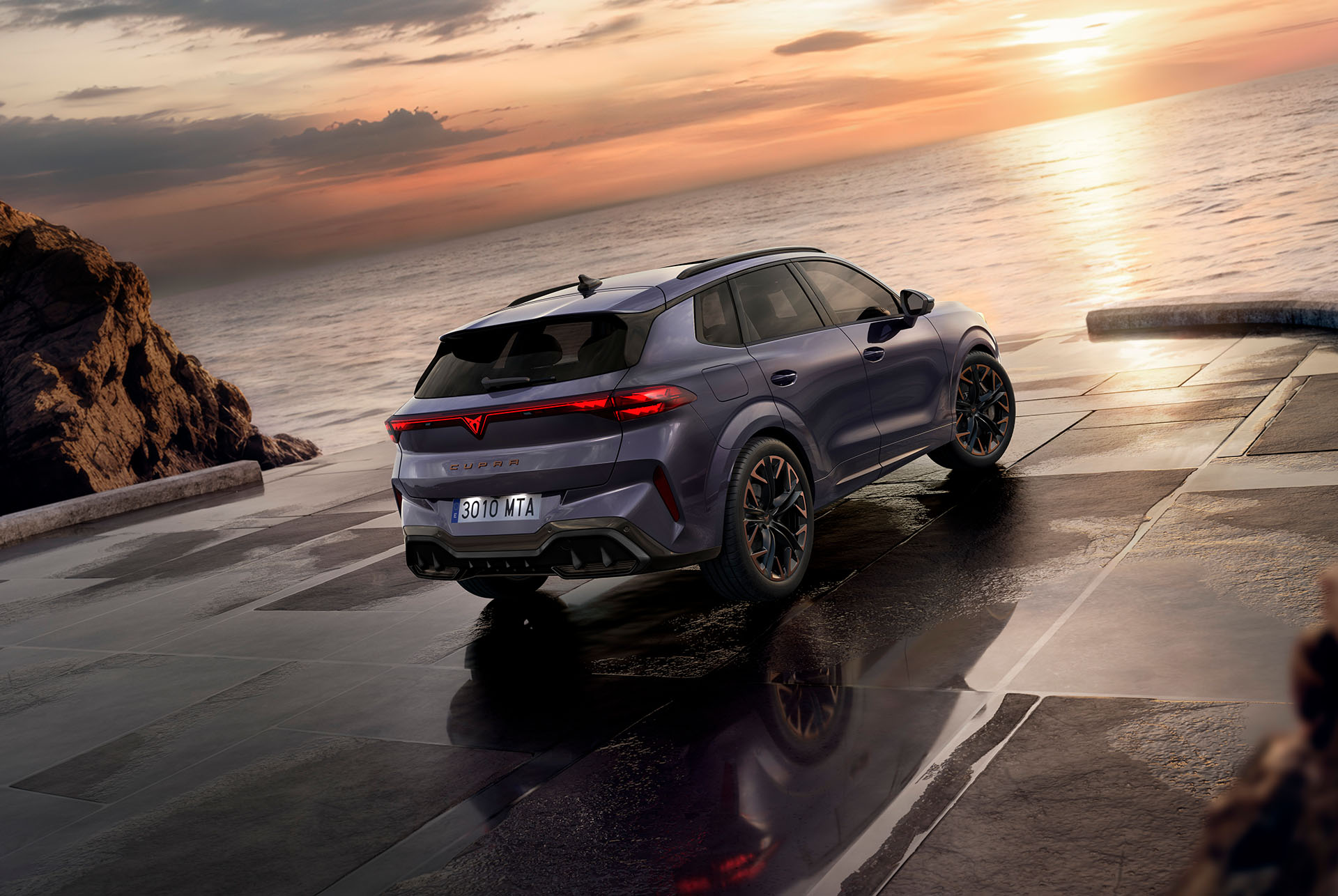 rear view of 2025 cupra terramar with hybrid engine, hd headlights, dcc sport, 20" hadron copper wheels, high canyon interior and cupra logo 3d rear lights, at sunset.