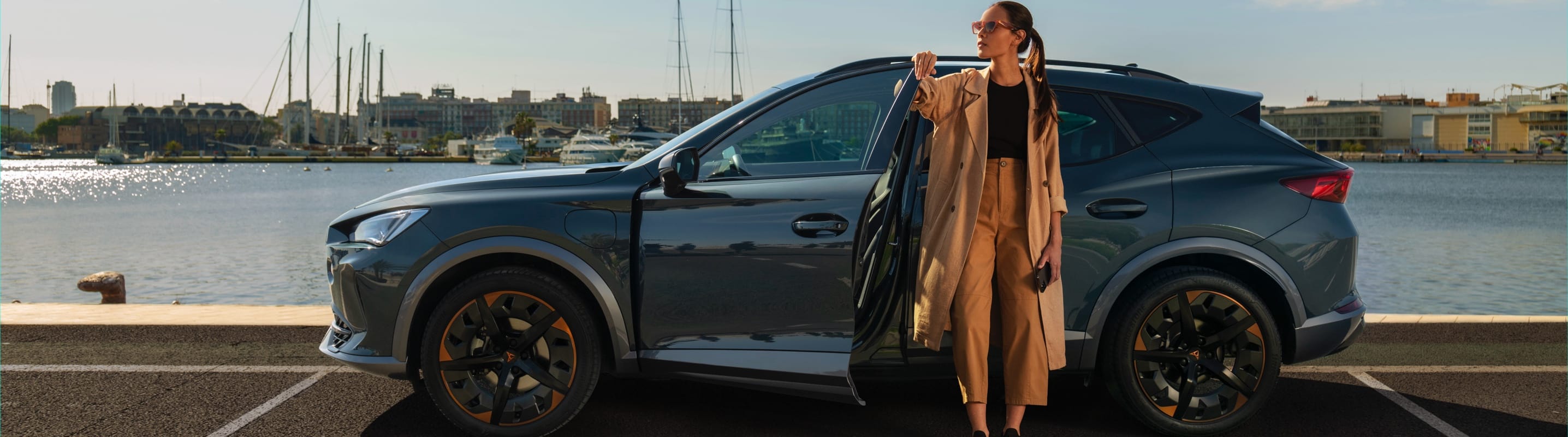 girl-with-cupra-formentor-dark-camouflage